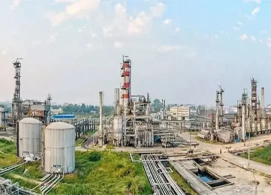 উৎপাদনে ফিরছে ইস্টার্ন রিফাইনারি