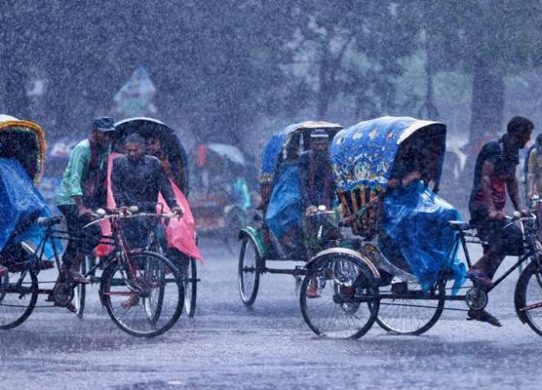 দেশজুড়ে ভারী বৃষ্টি ও পাঁচ জেলায় বন্যার পূর্বাভাস