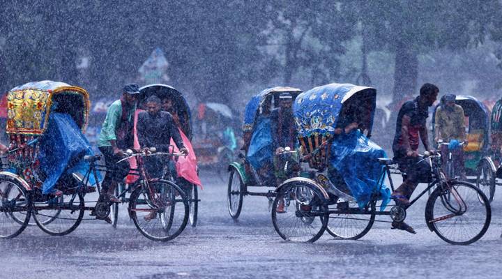 দেশজুড়ে ভারী বৃষ্টি ও পাঁচ জেলায় বন্যার পূর্বাভাস