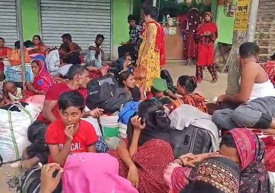 বাংলাদেশে ফিরতে ভারতীয় সীমান্তে অসংখ্য মানুষ
