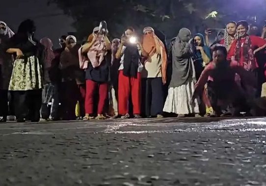 ছাত্ররাজনীতি নিষিদ্ধের দাবিতে ইডেন কলেজে বিক্ষোভ