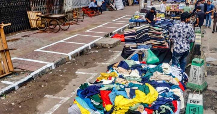ফুটপাতে হকারদের জায়গা বরাদ্দের বৈধতা নিয়ে হাইকোর্টের রুল