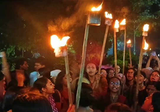 ছাত্রীকে ধর্ষণচেষ্টা, জাবি প্রক্টরের পদত্যাগ দাবিতে মিছিল