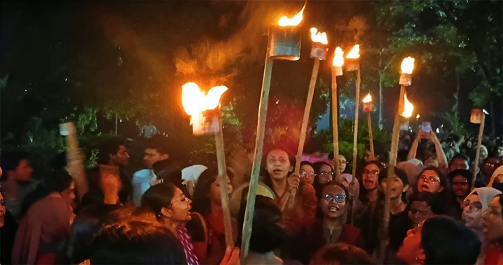 ছাত্রীকে ধর্ষণচেষ্টা, জাবি প্রক্টরের পদত্যাগ দাবিতে মিছিল
