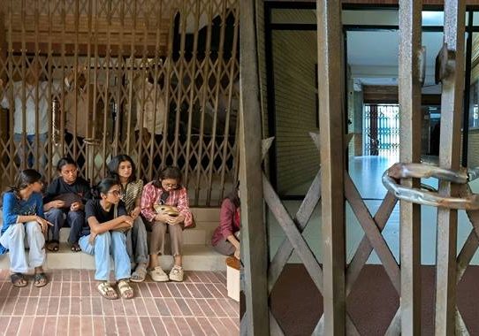 জাবির প্রশাসনিক ভবনেও তালা দিলেন শিক্ষার্থীরা