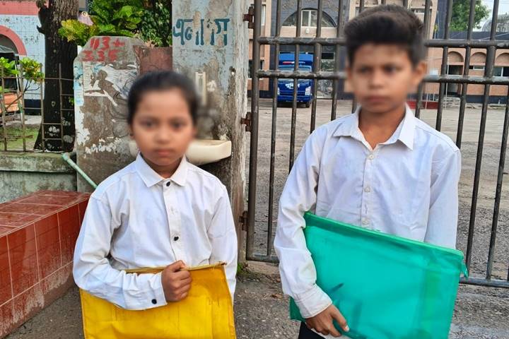 লক্ষ্মীপুরে মা কারাগারে, জেলগেটে দুই সন্তানের অপেক্ষা