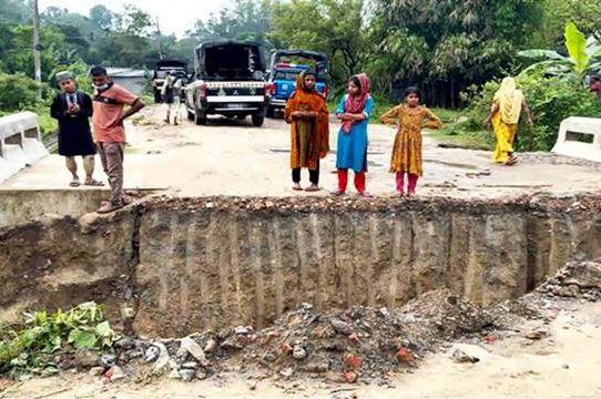 জঙ্গল সলিমপুরে যৌথবাহিনীর সাঁড়াশি অভিযান, আটক ১৫