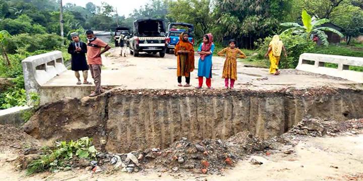 জঙ্গল সলিমপুরে যৌথবাহিনীর সাঁড়াশি অভিযান, আটক ১৫