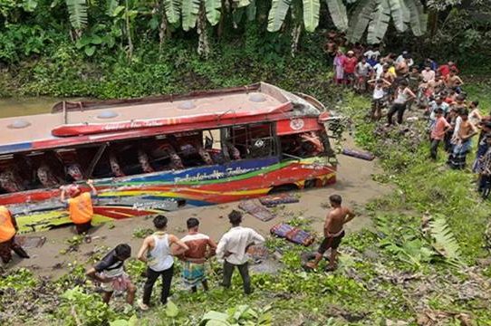 একদিনে সড়ক দুর্ঘটনায় ১৫ জনের মৃত্যু