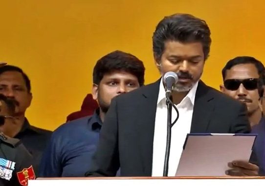 মুখ্যমন্ত্রী হিসেবে থালাপতি বিজয়ের শপথ গ্রহণ