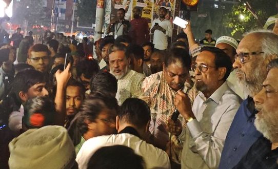 ভারতীয় দূতাবাস অভিমুখে আজাদ পার্টির মশাল মিছিল