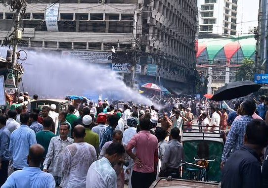 ইসলামী ব্যাংকের সামনে বিক্ষোভ, পুলিশের লাঠিচার্জ