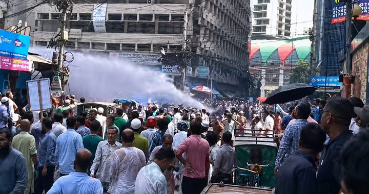 ইসলামী ব্যাংকের সামনে বিক্ষোভ, পুলিশের লাঠিচার্জ