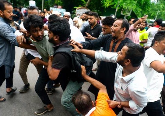 ধানমন্ডি ৩২ নম্বরে সাংবাদিকদের ওপর জামায়াতের হামলা