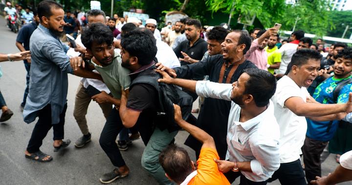 ধানমন্ডি ৩২ নম্বরে সাংবাদিকদের ওপর জামায়াতের হামলা