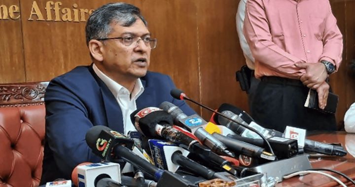 সীমান্ত হত্যা নিয়ে ভিন্নমত জানালেন স্বরাষ্ট্রমন্ত্রী