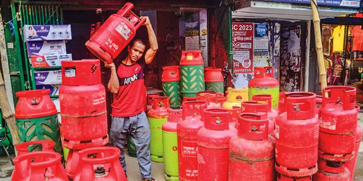এলপিজির ১২ কেজি সিলিন্ডারে দাম কমল ৩৫৭ টাকা