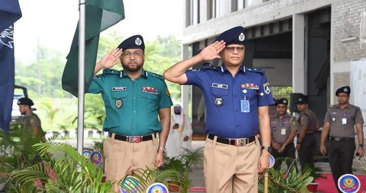 নতুন পোশাকে ফিরল পুলিশ