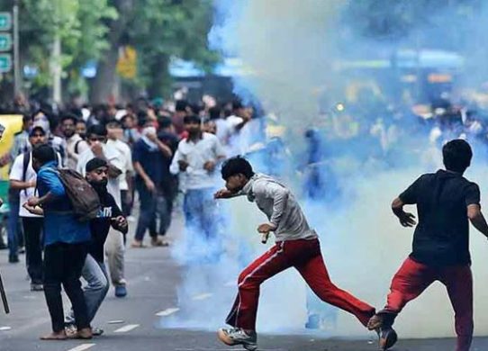 আন্দোলনে চাপের মুখে মোদি সরকার