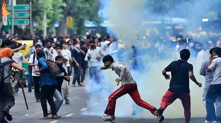 আন্দোলনে চাপের মুখে মোদি সরকার