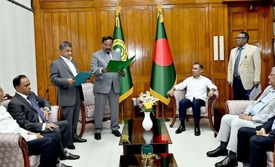শপথ নিলেন নবনির্বাচিত এমপি সরোয়ার আলমগীর