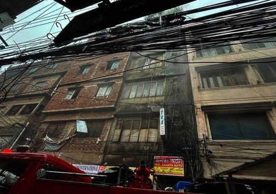 বংশালে হেলমেটের গোডাউনের আগুন নিয়ন্ত্রণে
