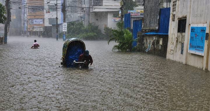 টানা বৃষ্টিতে চট্টগ্রাম নগরীতে জলাবদ্ধতা