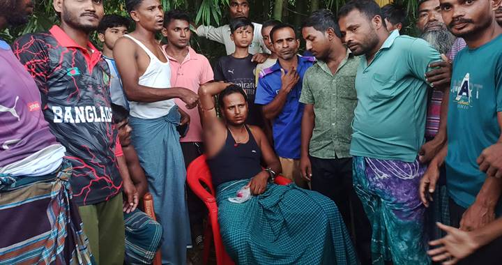বাংলাদেশি আটকের ঘটনায় ভারতীয়কে ধরলেন স্থানীয়রা