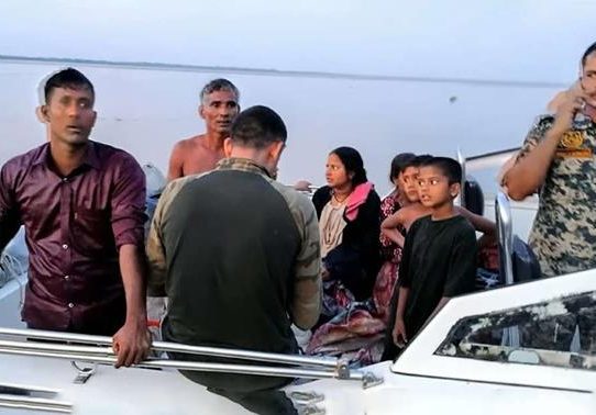 পদ্মায় নৌকাডুবি: ১০ বাংলাদেশিকে উদ্ধার করল বিএসএফ