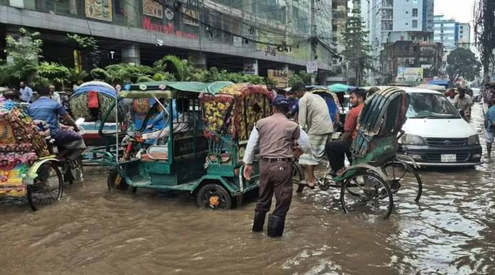 বৃষ্টিতে ডুবেছে রাজধানী, দুর্ভোগে নগরবাসী