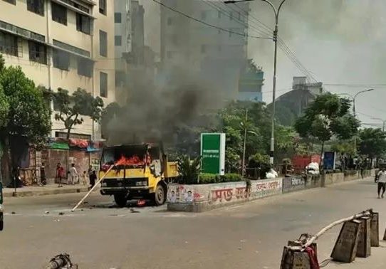 মিরপুরে উচ্ছেদ অভিযানে সিটি করপোরেশনের গাড়িতে আগুন