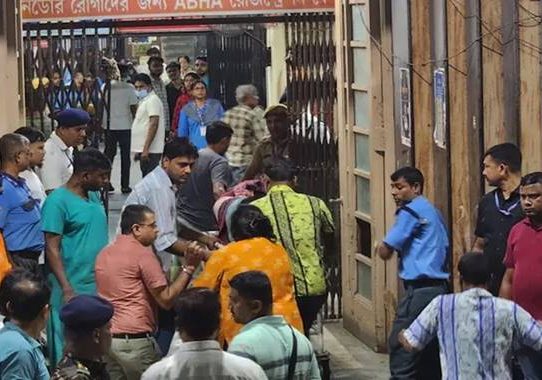  কলকাতায় পূজামণ্ডপে পদদলিত হয়ে ১৭ জন নিহত 