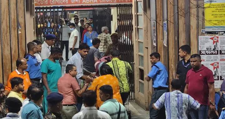  কলকাতায় পূজামণ্ডপে পদদলিত হয়ে ১৭ জন নিহত 