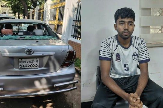 ঢাবি শিক্ষকের ছেলের গাড়ির ধাক্কায় আহত ৫ শিক্ষার্থী