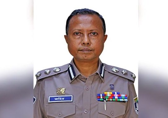 অতিরিক্ত ডিআইজির বাড়িতে মাদকসহ আটক ৮৫