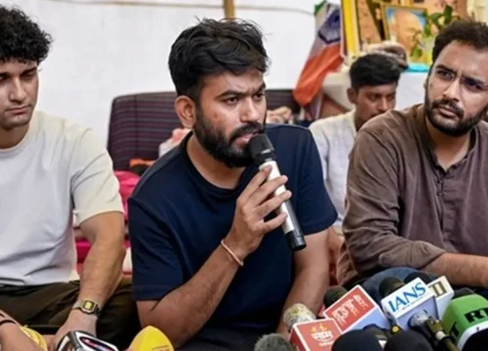 দিল্লিতে বিক্ষোভ: ছাড়া পেলেন অভিজিৎ দীপকেসহ ৩ জন