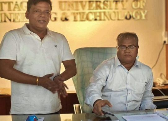 তালা ভেঙে চুয়েটে ঢুকলেন নতুন উপাচার্য শরীফুল