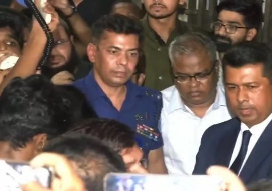 পুলিশ পাহারায় ক্যাম্পাস ছাড়লেন চুয়েট উপাচার্য