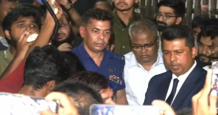 পুলিশ পাহারায় ক্যাম্পাস ছাড়লেন চুয়েট উপাচার্য
