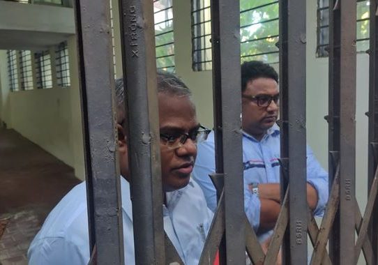 নিজ কার্যালয় থেকে বের হতে পারেননি চুয়েট উপাচার্য